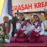 Grup Rebana dari MI Matholi'ul Huda Bantrung Batealit Jepara Meramaikan Madrasah Kreatif Expo di Alun-alun Jepara Kemarin